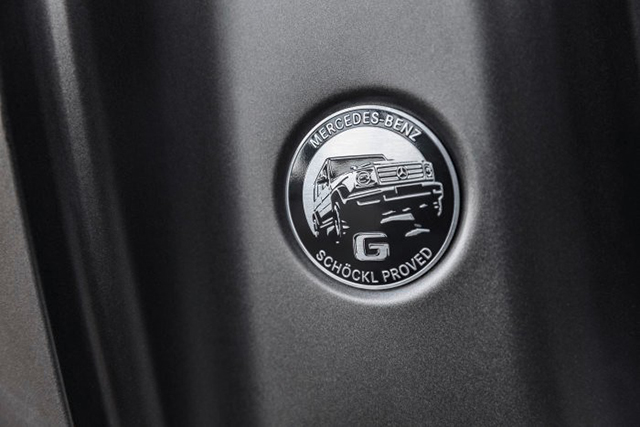 Центральную стойку обновленного Mercedes-Benz G-Class украшает эмблема “Mercedes-Benz - proved Schöckl.